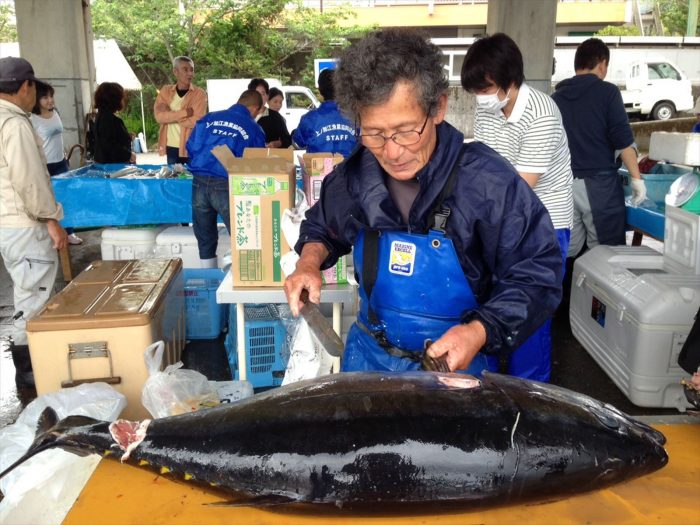 マグロの解体販売