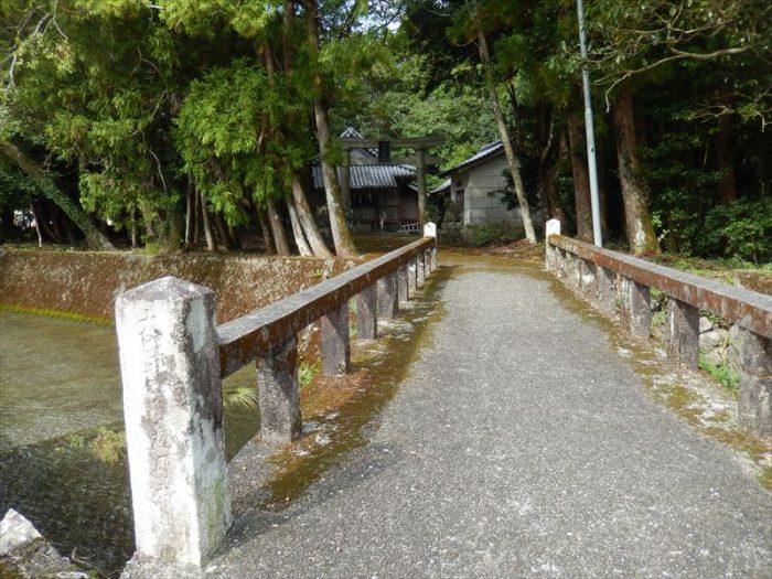 松尾神社へ渡る「橋」